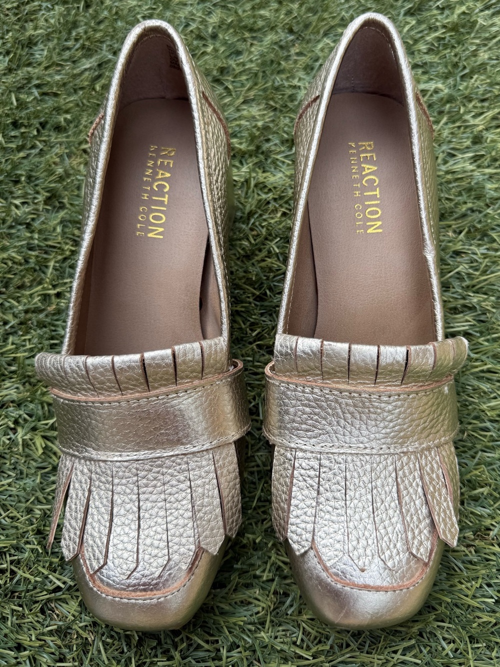 Kenneth Cole Reaction Metallic Gold Leather Kiltie Loafers Heels 7 NWOT*